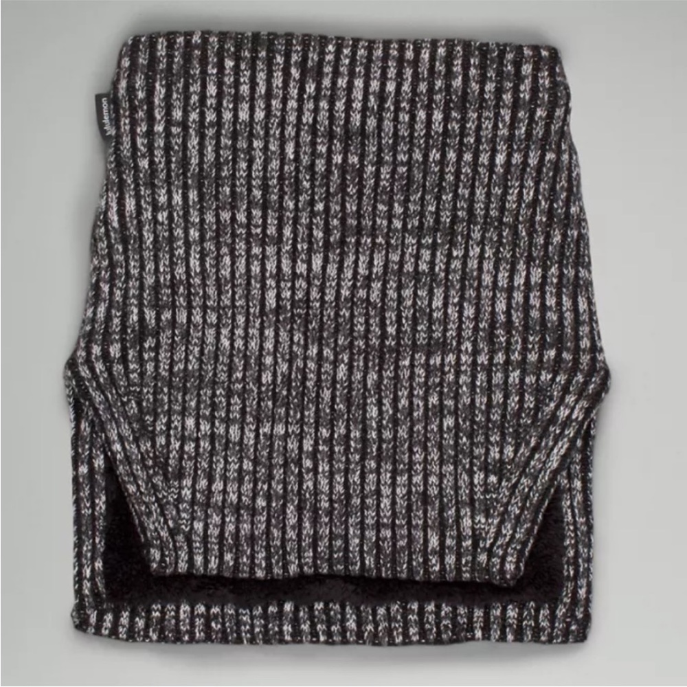 Lululemon textured Fleece-Lined Neck Warmer